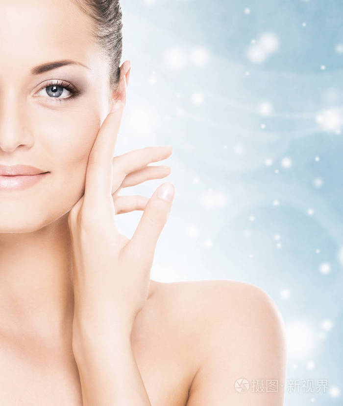 年轻美丽的女人的冬天的肖像.面部提升, 化妆品和医疗保健理念