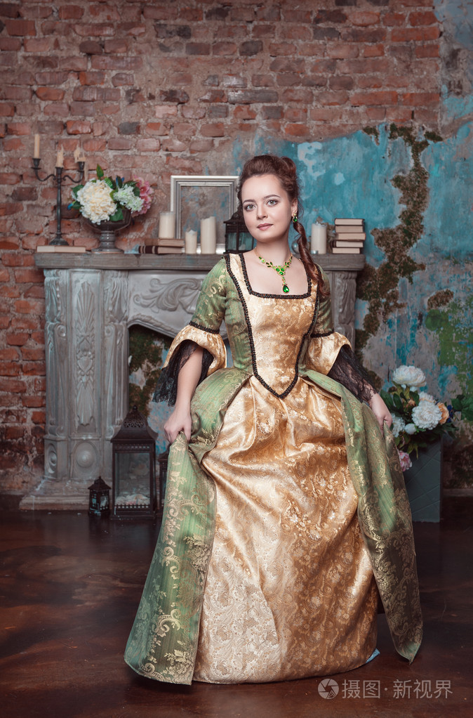 美丽的女人,在中世纪衣服做屈膝礼