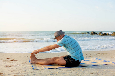 健身男子伸展上午室外热身, 在海上的看法。健身运动理念