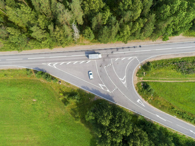 夏天旅行的高速公路上 草地下快速穿行的轿车