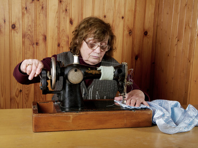 这位老太太缝制在缝纫机上