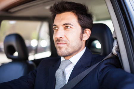 他开车的商人照片