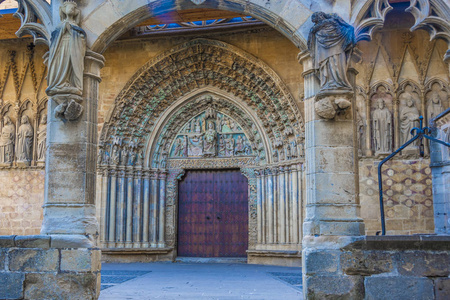圣玛丽的入口真正的教堂与它的门廊装饰, 别墅的 Olite。纳瓦拉西班牙