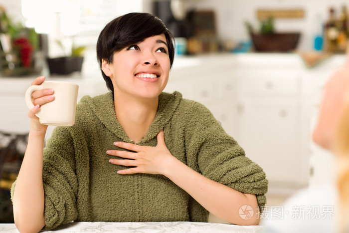 与朋友社交多族裔年轻有魅力的女人