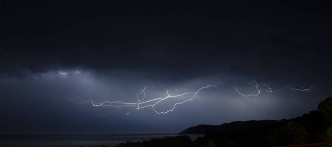 闪电般的海上暴风雨之夜