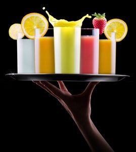 夏季口味的水果饮料溅在托盘上图片