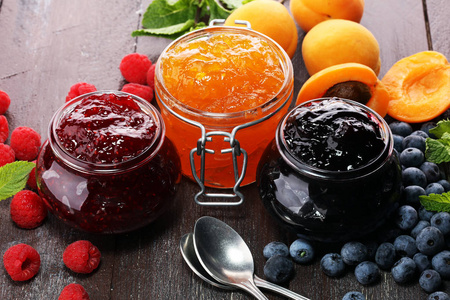 各类果酱, 季节性浆果, 杏, 薄荷和水果。果酱或 confiture