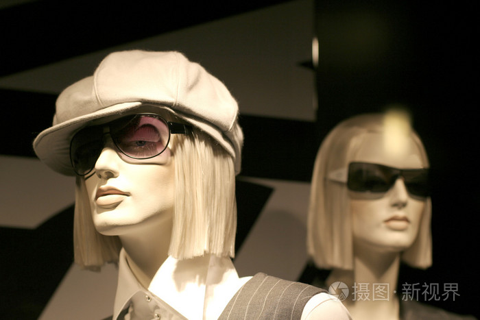 在商店的橱窗模特