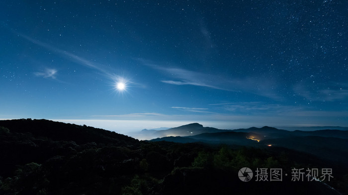 景观的月亮在夜晚天空的星星