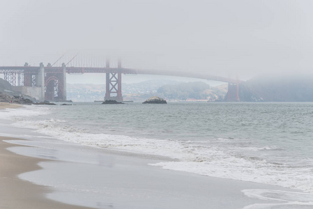 美丽的风景金色的大门, 从贝克海滩在雾的夏天天。强烈挥动的海, 自然背景, 旧金山, 加利福尼亚, 美国