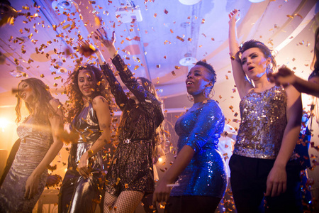 繁华城市新夜总会，时尚装扮大揭秘，独特娱乐项目曝光(图4)