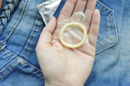 蓝色牛仔裤口袋里的避孕套照片