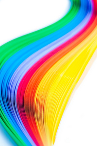 彩虹色贺年卡纸摆放在波浪和形状