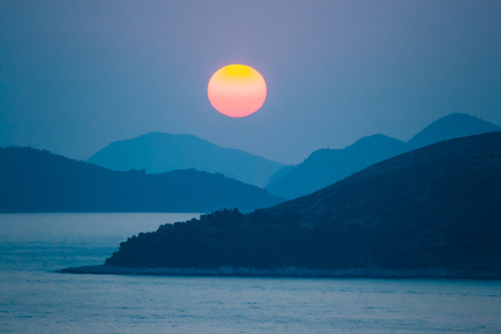 日落海和山照片