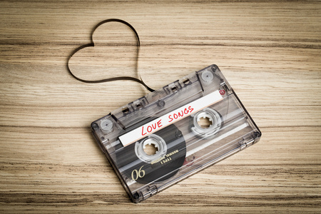 音频盒式磁带上木制的背景。影片塑造的心