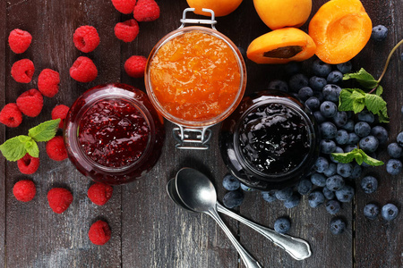 各类果酱, 季节性浆果, 杏, 薄荷和水果。果酱或 confiture