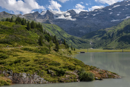 山风景与铁力冰川和湖 Truebsee 恩格尔伯格在瑞士阿尔卑斯