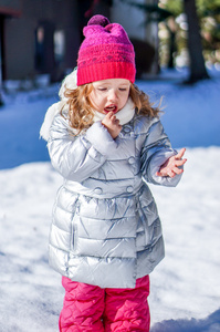 可爱的小宝贝女孩享受第一场雪