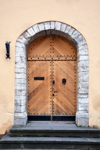 塔林市的老式木制的门
