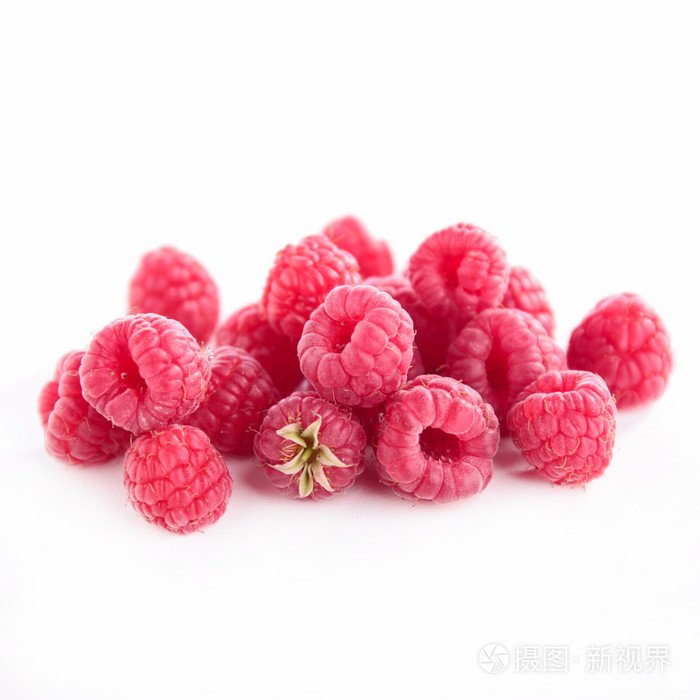 在白色的新鲜树莓