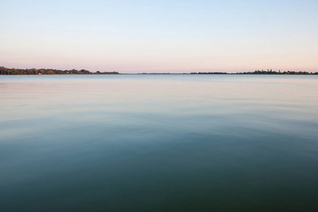 蓝色水域的 Palic 湖, 在苏博蒂察, 塞尔维亚, 在背景的绿色草坪, 在夏季日落也被称为 Palicko 杰泽罗, 它是伏