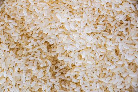 褐米背景。蒸米。关闭大米