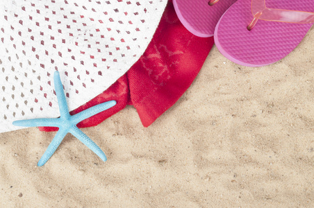 用毛巾 拖鞋和海星砂背景上的海滩项目