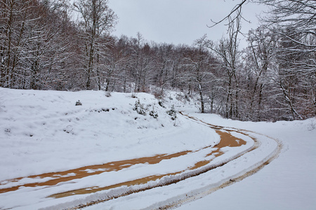 白雪覆盖的乡间泥泞的小路