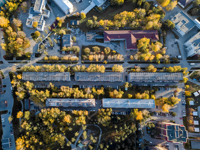 在印度夏季, 在道路和汽车的秋季, 城市郊区大量住宅建筑鸟瞰图