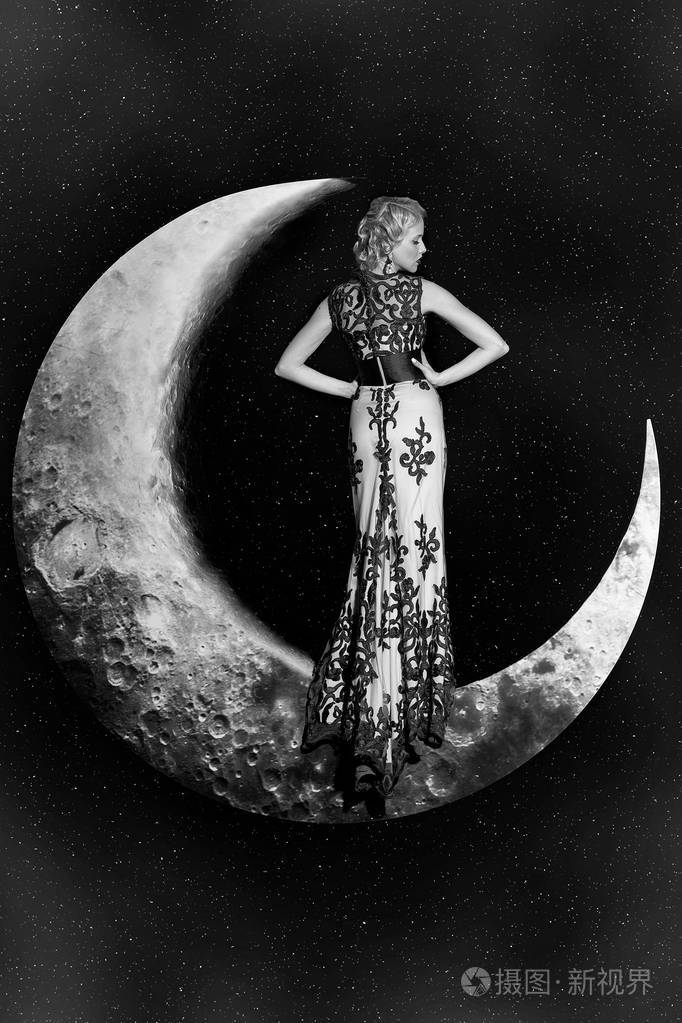 在月球上的衣服的女人