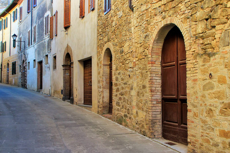 欧洲旅行：探索意大利的中世纪村庄与石头建筑