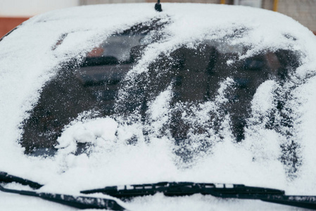 冬季, 户外停车场的汽车覆盖着积雪。生活方式