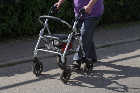 德国南部村庄使用滚轮的老年妇女