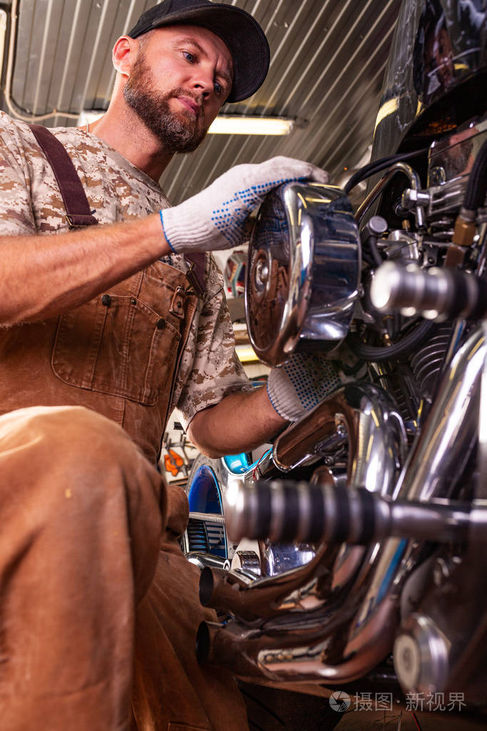 车库修理摩托车人的侧面画像