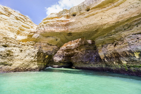在大西洋海岸的惊人洞穴形成在阿尔加维从海洋, 葡萄牙
