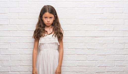 年轻的西班牙孩子在白砖墙上郁闷和担心苦恼, 哭得愤怒和害怕.