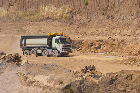 卡车和推土机在石矿场工作
