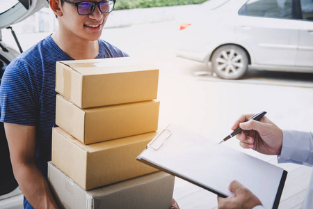 家庭送货服务和服务意识, 客户签署和接收从送货的纸板箱包裹