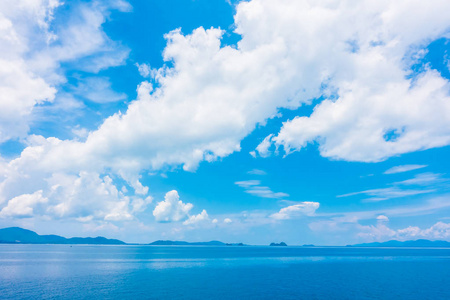 美丽的海和海洋与云彩在蓝天背景