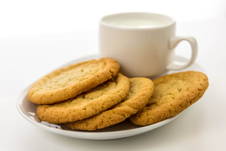 平原的糖霜饼干和牛奶杯照片