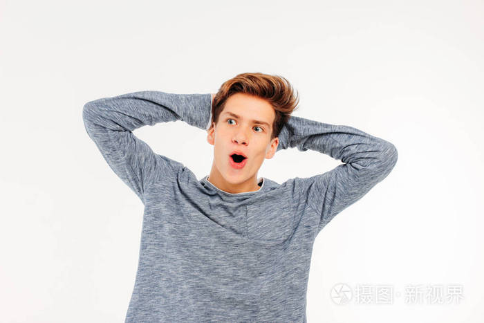 年轻人很惊讶, 双手放在脑后, 望着白色的背景照片-正版商用图片09zbf