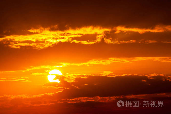 太阳光线下和惊人的戏剧性橙色云在日落暮光天空