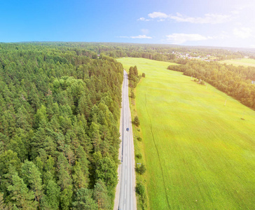 夏天草地上的高速公路景观