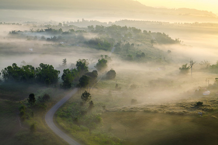 多雾的早晨日出和在考 kho Phetchabu 山的路