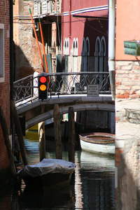 威尼斯, 桥前运河上的红绿灯
