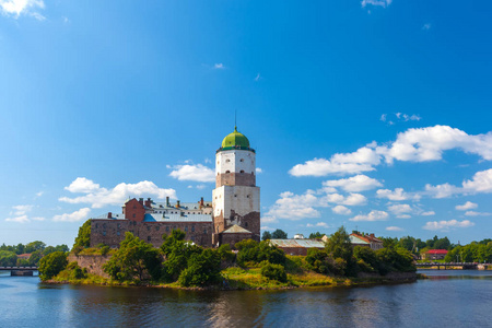 著名的圣奥拉夫观光塔在岛上的建筑地标在阳光明媚的天与美丽的蓝天。中世纪维堡城堡, 俄罗斯