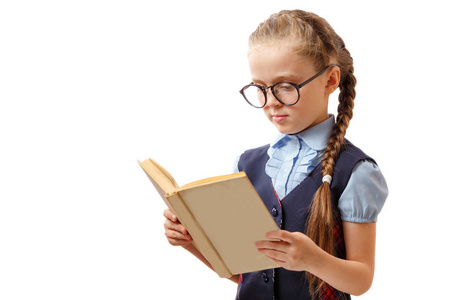 读一本书被隔绝在白色背景上的小女孩