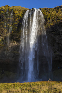 冰岛南部壮观的塞尔雅兰斯福斯瀑布。瀑布落差60米, 是塞尔贾兰德河的一部分