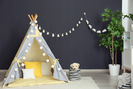 舒适的儿童房室内带游戏帐篷和玩具