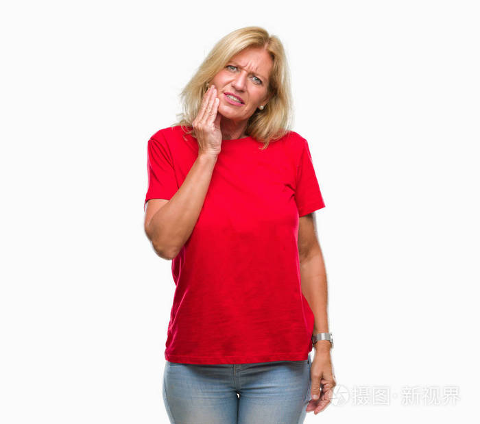 中年金发女子在孤立的背景触摸口与手疼痛表达由于牙痛或牙齿疾病.
